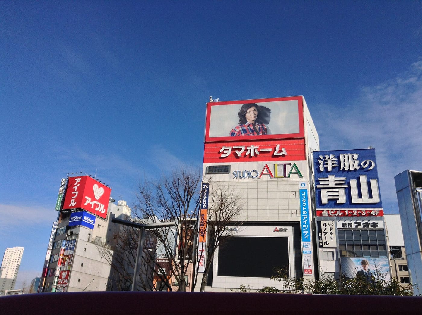 Wikimedia Commons · CC Tokyo à l’aube, quartier de Shinjuku